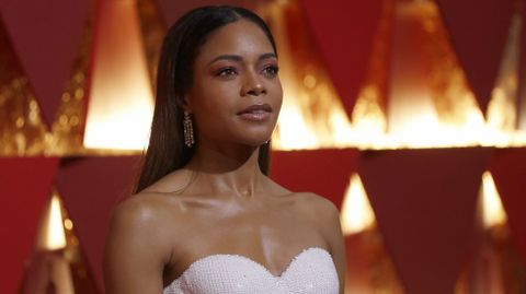 Naomi Harris se decanta por las lentejuelas blancas. El vestido asimétrico, que la actriz combina con sandalias amarillas, está firmado por Calvin Klein