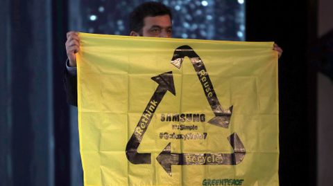 Un miembro de Greenpeace despliega una pancarta y ha interrumpido momentneamente el evento de Samsung para pedir un modelo ms racional de consumo de tecnologa.