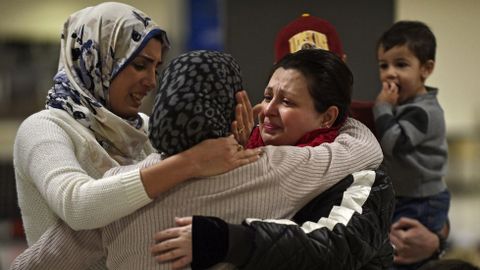 Una familia iraquí de Woodbrige, Virginia, da la bienvenida a una pariente en el aeropuerto internacional de Duller en Sterling, Virginia