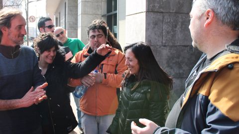 ngeles lvarez, junto a otros activistas de la PAH, al final del encierro