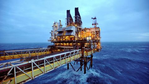 Una plataforma de petróleo a cien kilómetros de la costa