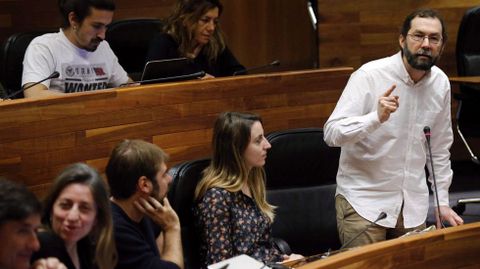 El portavoz de Podemos, Emilio Len, durante su intervencin en el pleno de hoy de la Junta General.