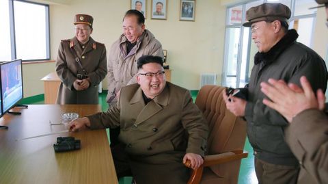 Kim Jong-un, en las pruebas del nuevo motor para misiles