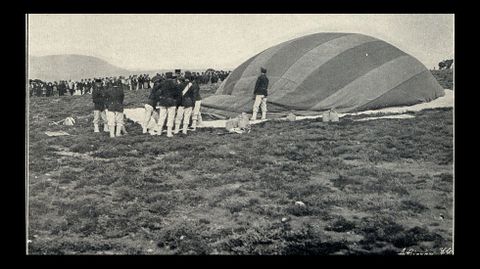 Ingenieros militares inflando el globo cautivo que se utilizó para realizar observaciones aéreas durante las maniobras
