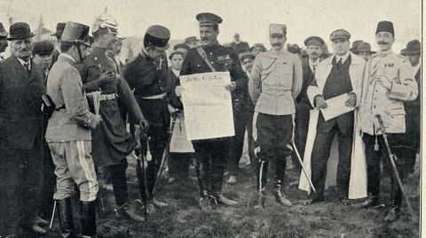 Agregados militares extranjeros que asistieron a las maniobras. uno de ellos -en el centro- con un ejemplar de La Voz de Galicia