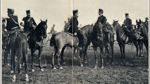Alfonso XIII comenta las maniobras con los agregados militares extranjeros. El monarca es uno de los dos jinetes situado en el centro de la imagen (el que está a la derecha)