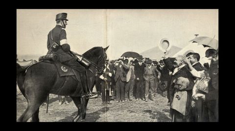 El rey Alfoso XIII es vitoreado al llegar al campo donde se desarrollaron las maniobras militares