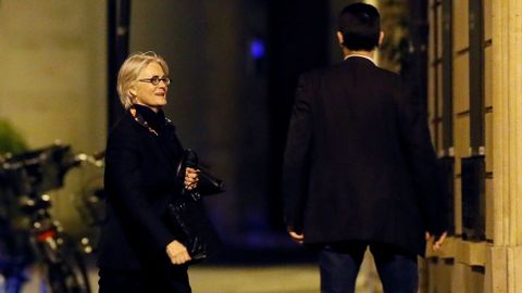 Penelope Fillon, mujer del candidato a las presidenciales por el partido republicano francs, camina hacia su apartamento, en Pars