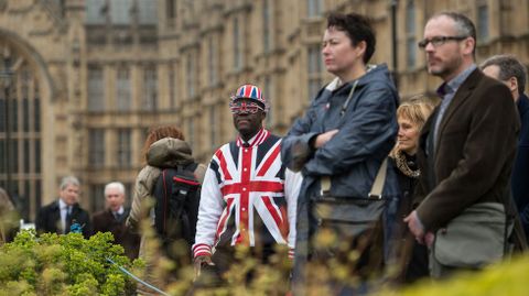 Un hombre luce en las Houses of Parliament una sudadera con la bandera de la Unin el da en el que el gobierno britnico ha formalizado sus intenciones de abandonar la Unin Europea a travs de una carta. 