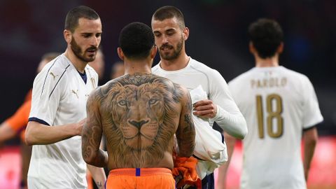Tatuaje del jugador holands Depay, que intercambi su camiseta con un futbolista italiano a la conclusin del partido amistoso en el que se enfrentaron anoche las dos selecciones. 
