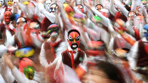 Un grupo de estudiantes lucen unas mscaras como parte de una celebracin tradicional en Wuhan, China. 
