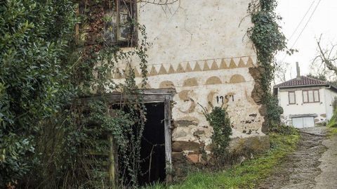 Diseños en la antigua iglesia de A Eirexe, en la parroquia monfortina de San Xillao de Tor