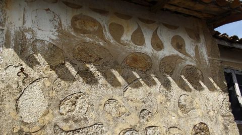 Diseños con cal borrados en gran parte en la aldea soberina de Castroseiros