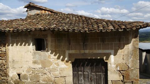 A veces la decoración imita sillares regulares en fachadas que no están construidas con esta técnica, como en esta antigua casa de Castroseiros, en Sober
