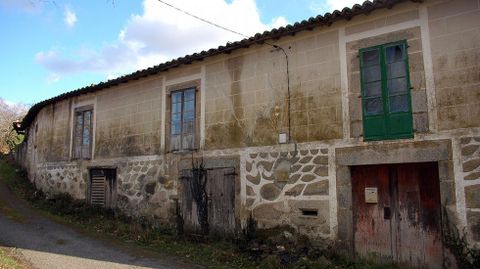 Fachada parcialmente decorada en A Fervenza, en la parroquia soberina de Anllo San Martiño