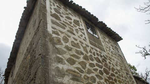 Diseños realizados con cal en una casa de Paradela, en la parroquia soberina de Santiorxo