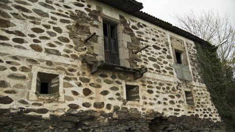 Ruinas de la antigua casa rectoral de San Vitorio de Ribas de Miño, en O Saviñao