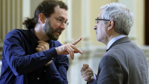 El portavoz de Podemos, Emilio Len (i), y el de IU, Gaspar Llamazares (d), conversan tras finalizar la Junta de Portavoces del Parlamento asturiano.