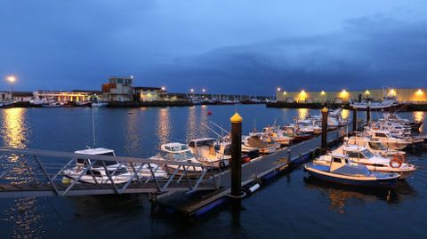 Vista nocturna de parte do porto de Burela, nunha imaxe de arquivo