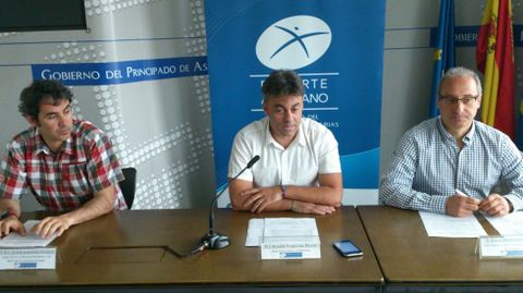 El director general de Deporte, Jos Ramn Tuero, junto a los gerentes de las estaciones asturianas