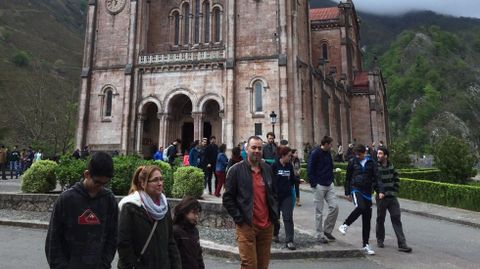 Los turistas llenan Covadonga.Los turistas, en Covadonga