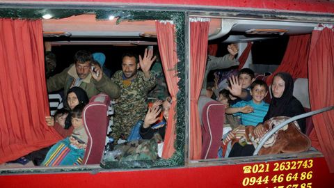 El autobús atacado era uno conmo éste, evacuados de la zona de Alepo que abandonaron Siria