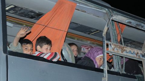 El autobús atacado era uno conmo éste, evacuados de la zona de Alepo que abandonaron Siria