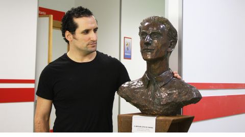 Carlos Garca posa con el busto de Anselmo Lpez