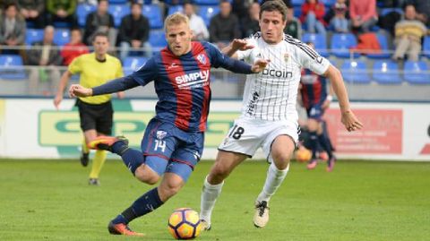 Samu Siz ante Christian Fernndez en el Huesca-Oviedo de la 16/17