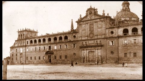 Una foto fechada en 1913 muestra el edificio del colegio todavía inacabado