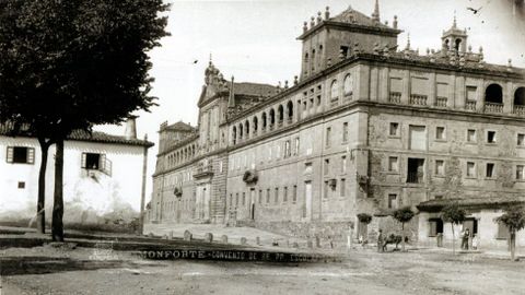 Una imagen de en torno a 1910 muestra (a la izquierda) un pequeño edificio que se levantó frente al colegio del Cardenal hasta finales de los años 60