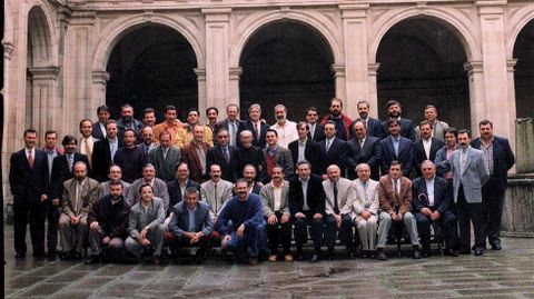 Antiguos alumnos en el claustro del colegio con el padre Esteban Martínez, que duran mucho tiempo fue profesor del centro