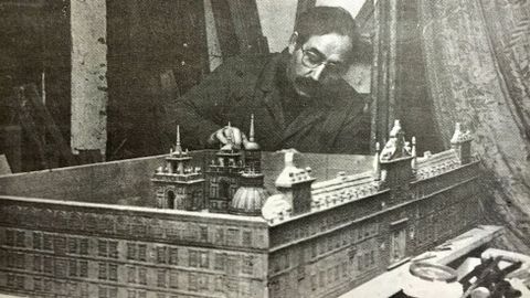 José Luis Iglesias, vecino de Monforte, realiza una maqueta del colegio en una foto de 1991