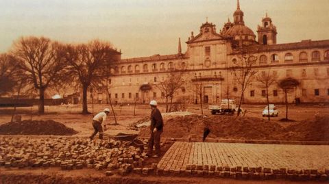 Construcción de la actual explanada pavimentada de la Compañía a principios de los años 70