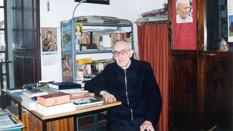El padre Esteban Martínez, fallecido en el 2001, fue uno de los profesores más conocidos del colegio, al que se incorporó en los años 30