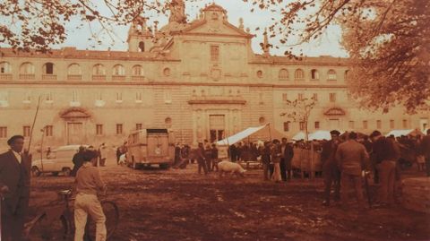 Una feria frente al colegio de la Compañía a principios de los años 70. Las ferias dejaron de celebrarse en este lugar en esa misma época