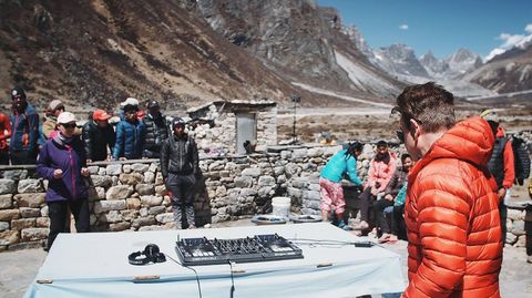Día de la Tierra. Un grupo de montañeros, a punto de atacar una cumbre en Nepal. 