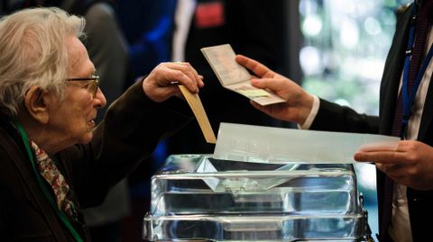 Primera vuelta de las elecciones presidenciales en Francia. Emigrantes votando en Tokyo