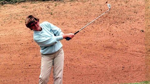 En Marbella, jugando al golf en 1998. 
