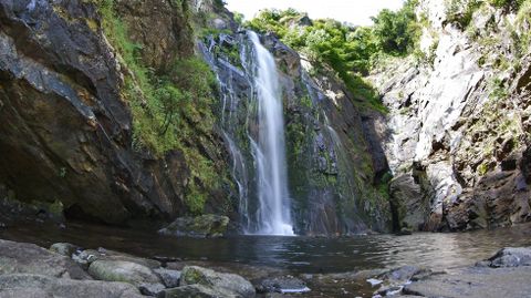 Fervenza del Río Toxa, en Silleda. Es una de las más conocidas e impresionantes de nuestra comunidad, con una caída vertical de más de 30 metros que esculpe la piedra en mil formas.