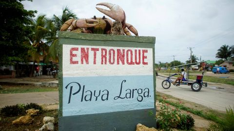 Un cangrejo gigante sobre el cartel de playa Larga, en Cuba
