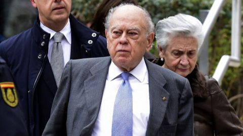 Jordi Pujol y su mujer, Marta Ferrusola, tras declarar en la Audiencia Nacional en febrero del 2016