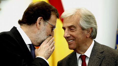 El presidente del Gobierno, Mariano Rajoy, charla con su homlogo uruguayo, Tabar Vzquez, durante su visita a Montevideo