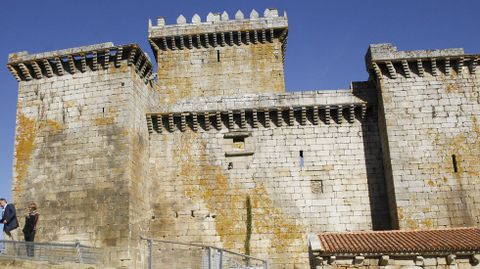 Situado en la localidad lucense de Palas de Rei, el castillo de Pambre es una fortaleza histórica que data del siglo XIV, y es una delas pocas construcciones de estilo militar que sobrevivió a la revuelta irmandiña. Ha sido restaurado hace poco. 