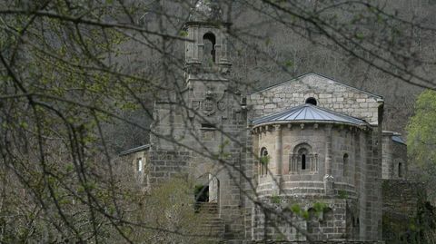 Monasterio de Caaveiro. Levantado en plenas Fragas do Eume, del conjunto arquitectnico destacan los restos romnicos y barrocos.