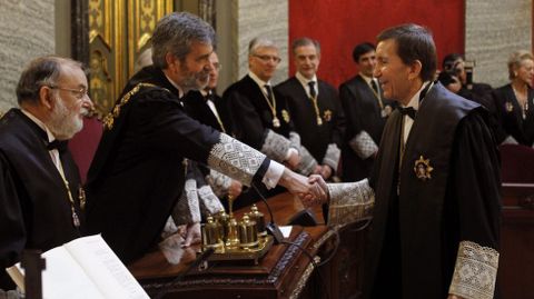 Manuel Moix, saluda al presidente de este Tribunal Supremo, Carlos Lesmes (i) durante el acto en el que ha tomado posesin como nuevo fiscal jefe de la Fiscala Anticorrupcin