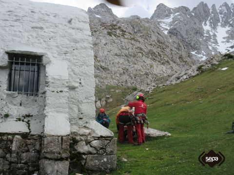 Personal del Grupo de Rescate del SEPA atiende al montaero que se clav un piolet durante una ruta en Picos de Europa.Personal del Grupo de Rescate del SEPA atiende al montaero que se clav un piolet durante una ruta en Picos de Europa