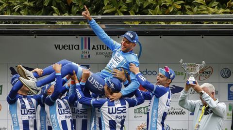Ral Alarcn, levantado por sus compaeros de equipo tras ganar la Vuelta a Asturias
