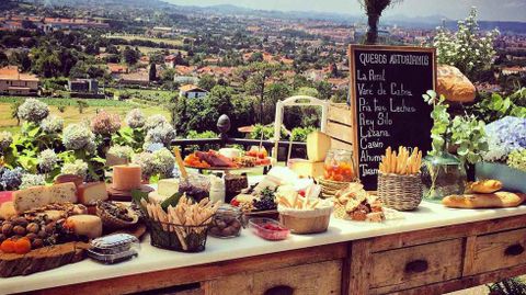 Una mesa con varios quesos asturianos.Una mesa con varios quesos asturianos