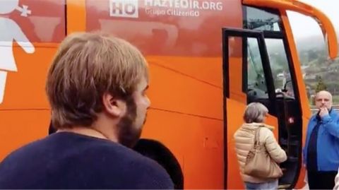 Imagen de Daniel Ripa junto al autobús de Hazte Oír.Imagen de Daniel Ripa junto al autobús de Hazte Oír